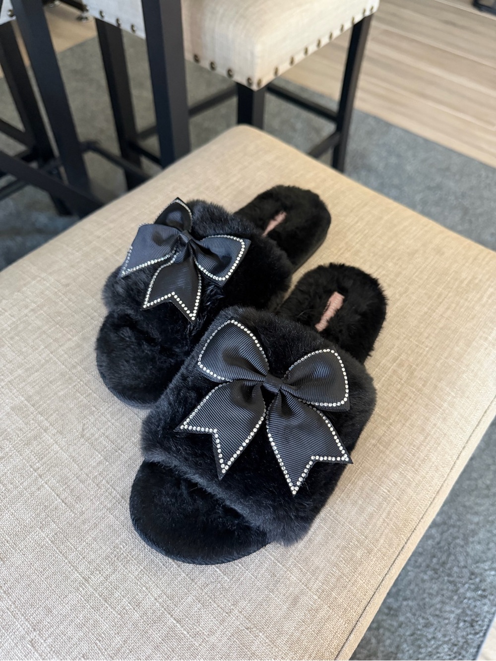 Amazon Essentials Black Faux Fur Slide Slippers with Bow Accent